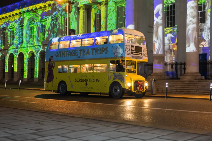 a bus that is parked on the side of a building