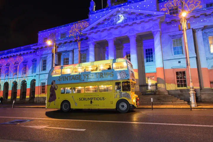 a bus that is parked on the side of a building